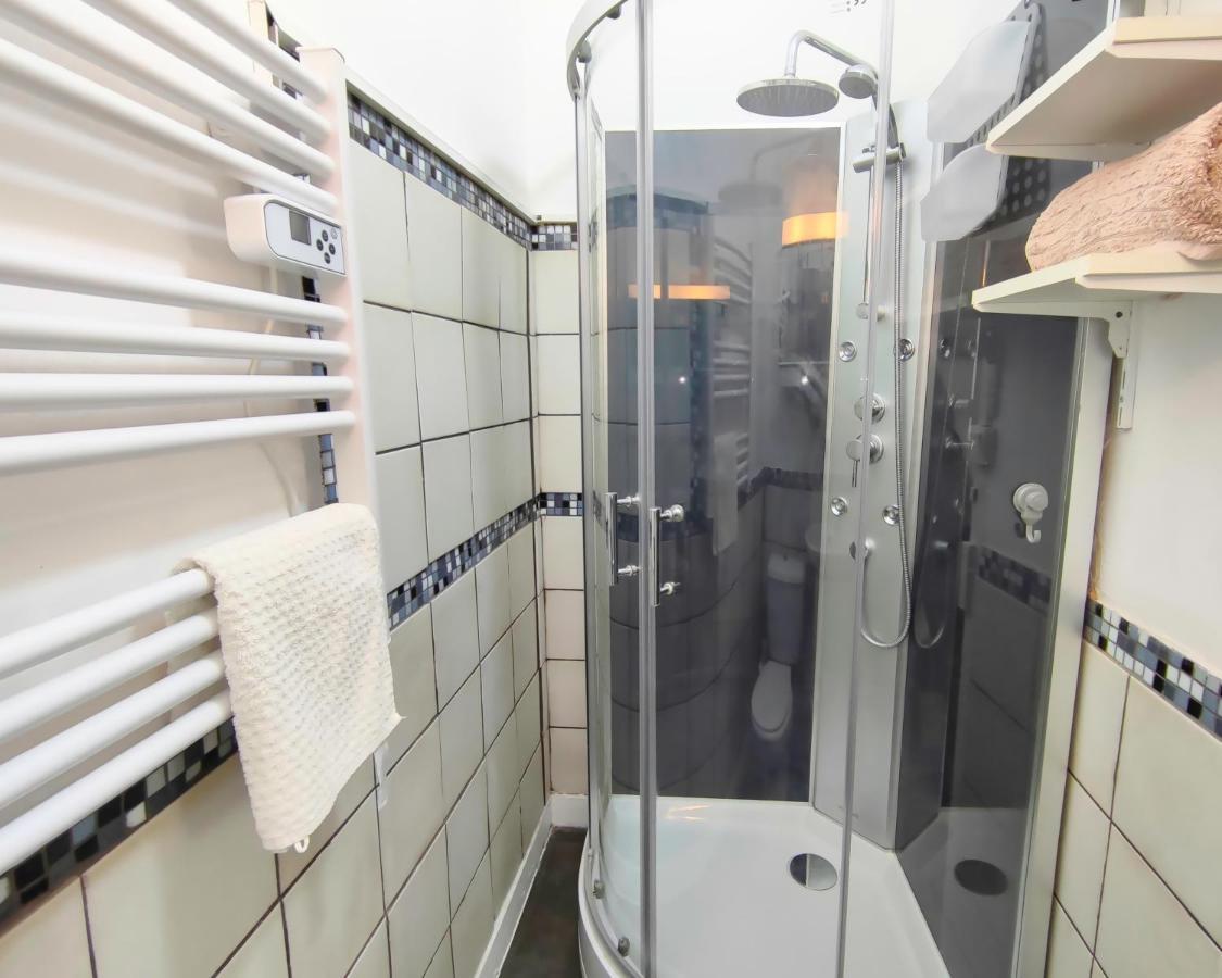 Number 22 - Le Dorat - Apartment One With Garden & Free Parking Bagian luar foto